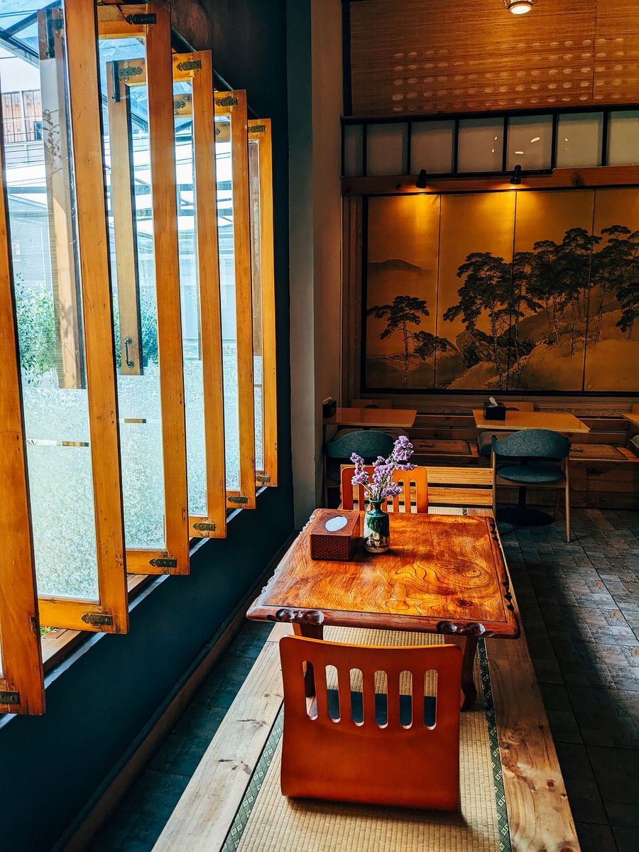 店内のカウンター席
